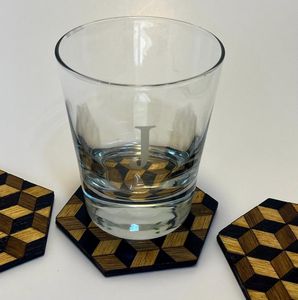 Ensemble de sous-verres en marbre de luxe avec garniture dorée Tapis de boisson classiques en pierre ronde pour intérieurs élégants - Product Image 1