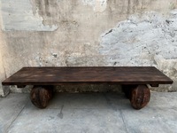 Table de bar artisanale en bois de manguier de qualité supérieure Coco Naga avec sculptures complexes Finition naturelle pour un attrait unique et intemporel