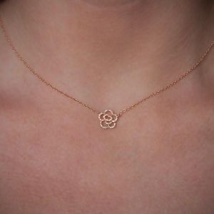 Elegante colgante minimalista de corazón dorado en una delicada cadena. Disponible a precios de mayoreo. - Product Image 6