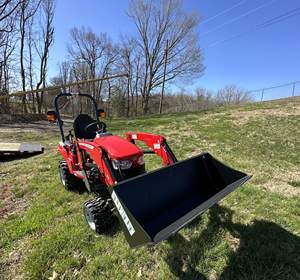 Tractor de Ruedas Compacto Massey Ferguson GC1725M 2WD Automático para Uso Agrícola Residencial, Diseño Robusto con Bomba Central - Product Image 4