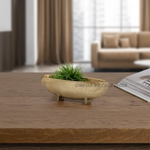 Cuenco de metal dorado de tendencia superior, forma ovalada con diseño texturizado, centro de mesa decorativo elegante para comedor y decoración del hogar - Product Image 1
