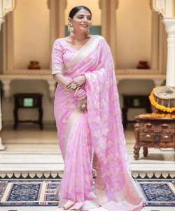 Lehenga choli sari nuziali per la sposa moderna che vuole fare una dichiarazione nel suo giorno speciale.