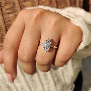 Anillo de compromiso con diamante marquesa y banda elegante cónica, engaste de 6 garras, claridad VS, certificado IGI - Product Image 6