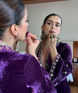 แกลมัวร์เจียมเนื้อเจียมตัว: ชุดเดรสมุสลิม Abaya ผู้หญิง ดูไบ - เติมตู้เสื้อผ้าของคุณด้วย Abayas เจียมเนื้อเจียมตัวและมีสไตล์เพื่อการผสมผสานของความสง่างาม - Product Image 4