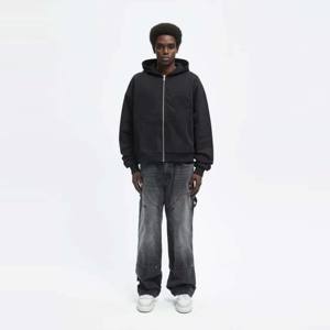 Sweat à capuche zippé Essential-Noir, coupe décontractée avec coton de haute qualité et poches avant fonctionnelles - Product Image 2