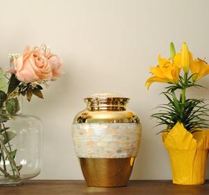 Grande urne adulte en laiton pour cendres crémation humaine adaptée aux services commémoratifs des maisons funéraires et à l'utilisation du sol funéraire - Product Image 2