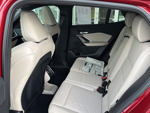 SUV Compacto de Lujo Usado 2025, Transmisión Automática, Tracción en las Cuatro Ruedas, Interior Moderno, en Buen Estado - Product Image 2