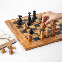 Échiquier en bois d'olivier tunisien fait main, design ArtisRaw, fabriqué en Tunisie, modèle CG028, à vendre