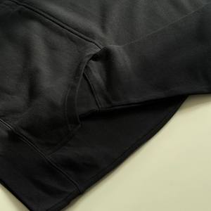 Pull-over en molleton noir 100% coton confortable et élégant Sweat à capuche thermique Fermeture à cordes pratique Impression décontractée pour l'hiver en plein air - Product Image 3