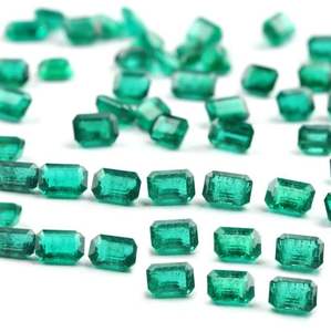 พลอยมรกตธรรมชาติจากแซมเบีย ทรงแปดเหลี่ยมเจียระไน ขนาดปรับเทียบแล้ว สีเขียวสดใส สำหรับทำเครื่องประดับ - Product Image 1