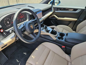 Por-sche Cayenne AWD 2025 km 6,588. - Product Image 2