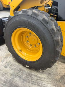 รถตักล้อยางขนาดเล็ก Caterpillar CAT 272D3 มือสอง พร้อมเครื่องยนต์ Caterpillar 98 แรงม้า น้ำหนัก 4069 กก. ใช้งานมาแล้ว 4001-6000 ชั่วโมง พร้อมชิ้นส่วนเกียร์ - Product Image 3