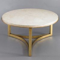 Support à gâteau en métal moderne et élégant avec des lignes épurées et une base équilibrée, idéal pour les tables à dessert, les présentations de gâteaux et les dîners