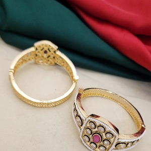 Elegante acabado dorado simple con piedras Look dos juegos de brazaletes Brazaletes con estilo que se pueden abrir para mujeres para ropa de boda - Product Image 1