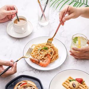 Lot de 8 couverts élégants en plaqué or avec de longues poignées en métal lavables au lave-vaisselle pour la salle à manger, la cuisine et les cadeaux de mariage - Product Image 2