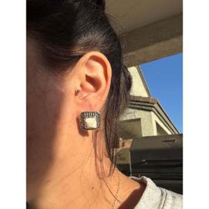 Pendientes de botón de plata esterlina y bálfalo blanco hechos por Navajo con engaste geométrico y diseño incrustado - Product Image 2
