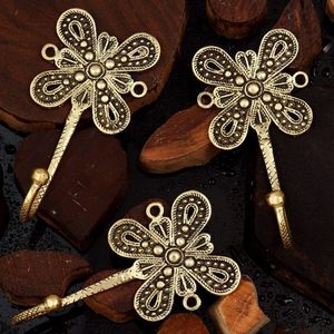 Crochets muraux pour rideaux, fabriqués à la main, en matériau durable, avec une finition élégante, parfaits pour les serviettes et les présentoirs suspendus. - Product Image 3