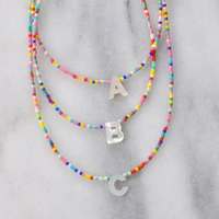 Collier ras du cou ajustable en perles fines multicolores avec lettre en nacre, bijou fantaisie en perles de rocaille pour femme, idéal comme cadeau