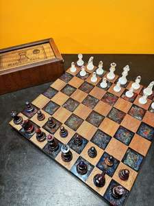 เพิ่มคุณภาพชุดกระดานหมากรุกไม้และเรซินแบบกำหนดเองชุดหมากรุกหรูหราชิ้นหมากรุกสีแดงสีดำทำจากเรซินงานฝีมือ tayyab - Product Image 5