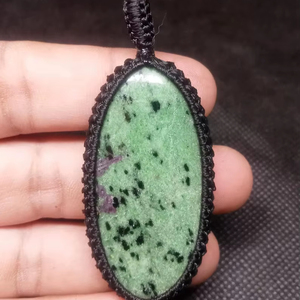 Collier pendentif en macramé en zoïsite rubis, bijoux bohèmes faits à la main pour femmes, cordon réglable - Product Image 1