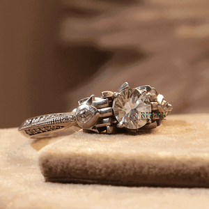 Anillo de Compromiso con Moissanita de Corte Redondo en Plata de Ley y Oro Rosa con Engaste de Puntas para Mujer - Product Image 4