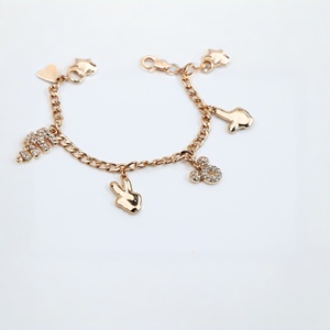 Pulsera de dijes chapada en oro al por mayor con letra E, dijes de Mickey Mouse y conejo, joyería de moda con diamantes de imitación para mujer - Product Image 1