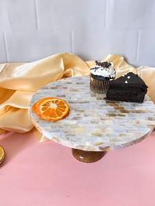 Support à gâteau moderne en nacre de qualité supérieure, outil de service en bois et résine haut de gamme, cadeaux d'anniversaire et de dessert de style Ins unique - Product Image 4