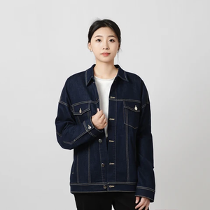 Veste en jean bleu foncé avec boutons métalliques, surpiqûres blanches, poches poitrine, poches latérales et manches longues pour un style décontracté. - Product Image 4