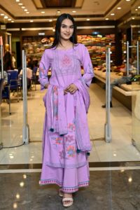 Ensemble Kurta en coton brodé de sequins couleur violette, longueur genou, col en V, manches trois quarts, robe droite de haute qualité - Product Image 3