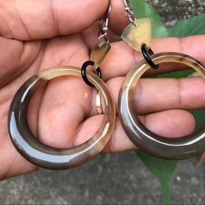 Pendientes de botón de cuerno tallado a mano con motivo floral de diseño contemporáneo con efectos de mármol para un toque femenino - Product Image 1