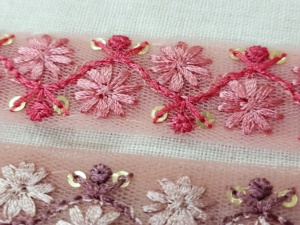 Rubans et lacets brodés à la machine sur mesure dans divers designs et couleurs pour robes de mariée en 4 couleurs en option - Product Image 3