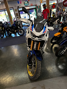 Motocicleta Todoterreno Honda Africa Twin Adventure Sports ES DCT 2024, Motor de 4 Tiempos Refrigerado por Líquido, Unicam - Product Image 1