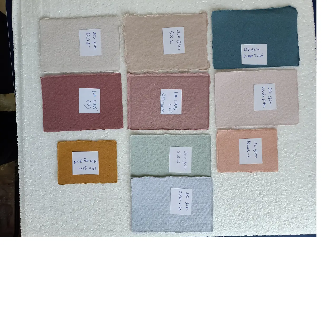 Hand gefertigtes Bütten papier nach Maß in einer großen Auswahl an maßge schneider ten Farben in GSM, ideal für Hochzeiten