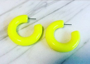 Boucles d'oreilles pendantes créoles tendance en résine faites à la main, légères, épaisses, jaune vert néon, d'inspiration vintage, bijoux stylés et originaux - Product Image 3