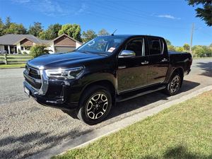 Auto Usado Super Limpio 2024, Hilux SR5 2.8DT Diésel, Automático, Volante a la Izquierda, 4x4, Asientos de Cuero, Techo Corredizo, Listo para Enviar - Product Image 4