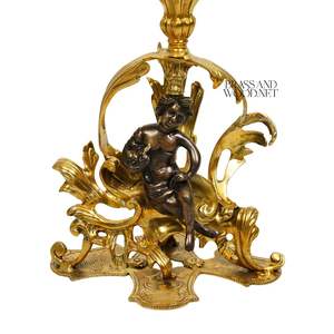 Mesa Auxiliar de Lujo con Tapa de Cristal Cuadrada y Base con Estatua de Querubín en Oro y Bronce para Sala de Estar y Dormitorio de Estilo Clásico - Product Image 2