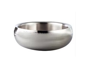 Frutero moderno de metal, cuenco redondo de trabajo elegante de plata martillada, soporte de metal dorado, ensaladera plateada - Product Image 1