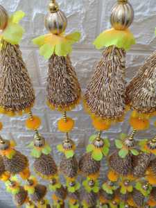 Suspension florale décorative jaune vif avec cloches Gota Festival Toran pour Diwali Navratri Pooja et décoration de toile de fond de mariage - Product Image 3