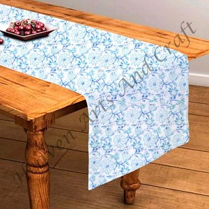 Chemins de table imprimés en bloc de main en tissu de coton sur mesure pour la maison et les hôtels en petits motifs floraux pour la décoration intérieure de mariage et d'événement - Product Image 2