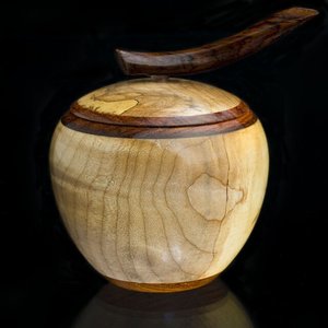 URNE DE CRÉMATION EN BOIS FINI ET CONCEPTION PERSONNALISÉE À VENDRE BOIS ROBUSTE ET NATUREL AVEC URNE POUR LES COMMANDES EN VRAC - Product Image 1