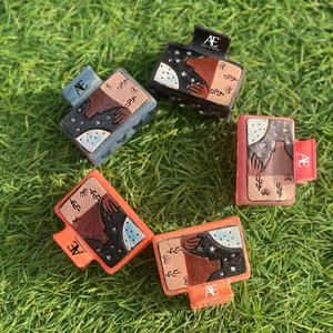 Nouvel arrivage de pinces à cheveux en cuir gravées usinées à la main, accessoires de cheveux élégants occidentaux mignons pour femmes, vente à chaud, usage quotidien - Product Image 1