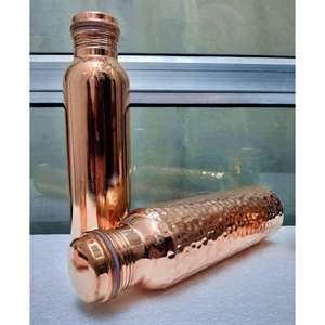 Bouteille d'eau en cuivre de qualité supérieure avec un design fait à la main pour un look élégant et un stockage d'eau ayurvédique pour un usage quotidien - Product Image 3