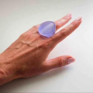 Anneaux en résine acrylique de forme ronde, fabriqués à la main, anneaux d'amour pour femmes, bijoux de fête, vente en gros au meilleur prix - Product Image 1