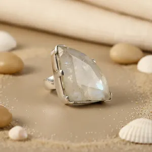 Bague de cocktail en pierre de lune argentée, sertie clos, pierre naturelle, style bohème, bijoux unisexe, cadeau pierre de naissance de juin, provenance du Rajasthan - Product Image 2
