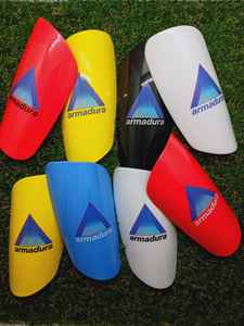 Espinilleras Profesionales para Futbolistas de Alto Nivel, Diseño Especial con Absorción de Impactos, Armadura Deportiva STDB1001 (Coloridas) - Product Image 3