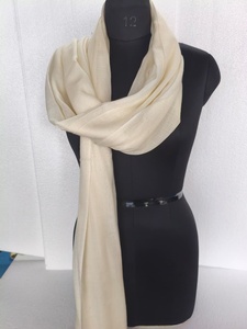 Chal de lana merino puro suave y ligero hecho a medida, calidez sostenible con estilo elegante. Ideal como base perfecta para bordar. - Product Image 2