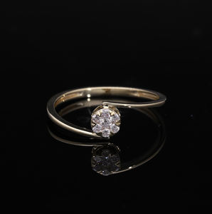 Anillo de diamante natural de oro amarillo de 14K con racimo redondo en elegante diseño de derivación con ajuste de punta Starburst para mujer - Product Image 1