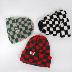 Bonnet en tricot à carreaux pour femme, doux, chaud et extensible en acrylique, motif écossais vintage, confortable et tendance pour l'hiver - Product Image 1