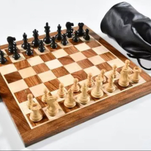 Jeu d'échecs avec plateau en bois pur 100% fait à la main et jeu d'échecs de taille personnalisée - Product Image 1