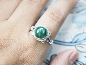 Bague empilable en argent sterling 925 avec pierre précieuse ronde en malachite naturelle, faite à la main, pour femmes, bijoux sertis - Product Image 6